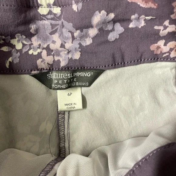 Purple capris with a floral print scalloped at bottom of the capris size 6P - Picture 4 of 4